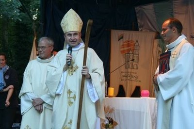 L'évêque bénit l'icône de la Sainte-Famille