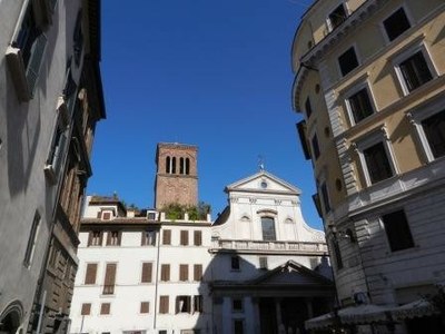 A Rome, une église, un campanile, émergent au détour d'une rue...