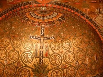 Dans l'abside, l'arbre de vie : "Je suis la Vigne, vous êtes les sarments" Jean 15, 5