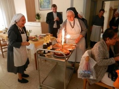 Dernier repas à la Casa Adele chez les soeurs marianistes qui tiennent à fêter avec nous leur 50e anniversaire de présence à Rome