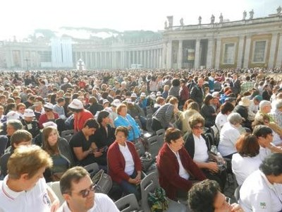 Des pèlerins de nombreux pays attendent le pape Benoît XVI
