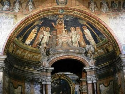 Deux arcs et une abside pour faire figurer l'immense assemblée des saints