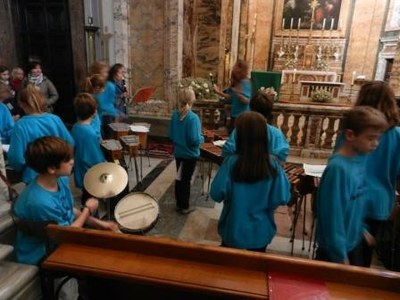 Eglise Saint-Louis-des-Français : messe animée par les jeunes du groupe vocal et instrumental « Mini-Hosanna »