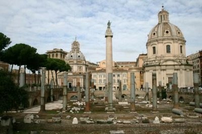 En arrière-plan, la colonne de Trajan