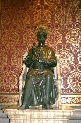 La statue de saint Pierre dans la nef