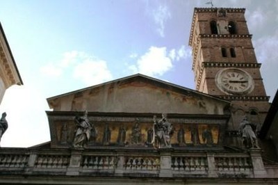 Le campanile date du XIIe siècle. À son sommet, une mosaïque représente la Vierge à l'Enfant