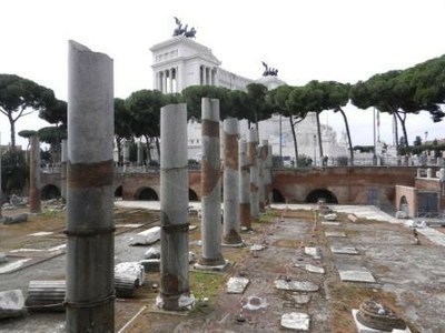 Le Forum de Trajan, en arrière-plan, le monument à Victor-Emmanuel II