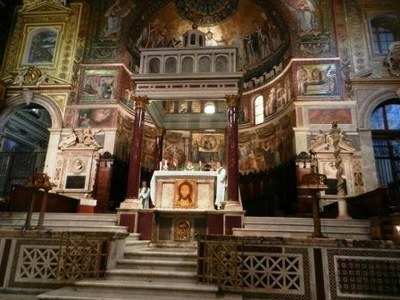 Messe au maître-autel. En arrière-plan, les mosaïques de Cavallini