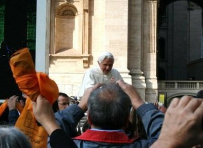 Le Pape salue la foule depuis la "papamobile"