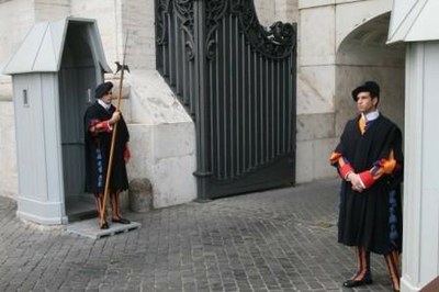 A l'entrée du Vatican, les Gardes suisses veillent