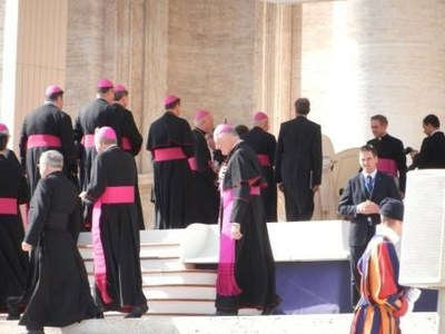 Mgr Pascal Delannoy avec les autres évêques vont saluer le Saint-Père