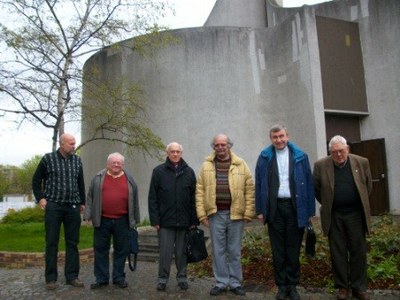 Mgr Pascal Delannoy avec les prêtres de Bobigny