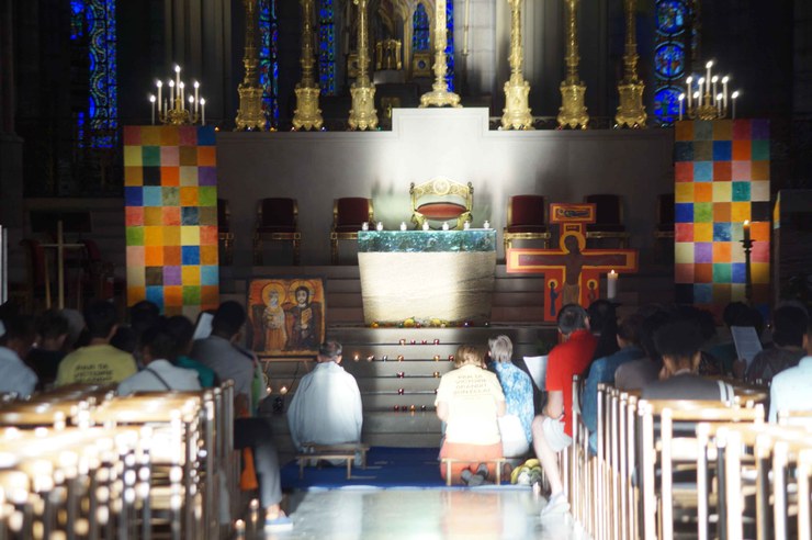 en-images-la-priere-de-taize-a-la-basilique-cathedrale-saint-denis-le-6-aout