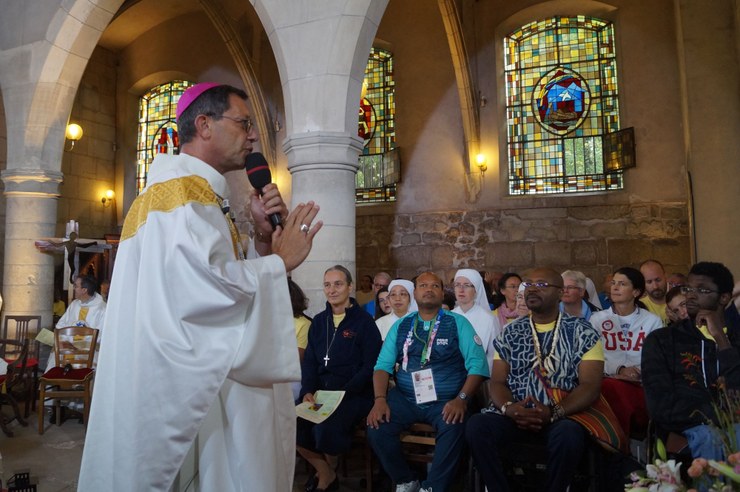 photos-de-la-messe-de-cloture-des-jeux-en-leglise-de-saint-ouen-le-vieux