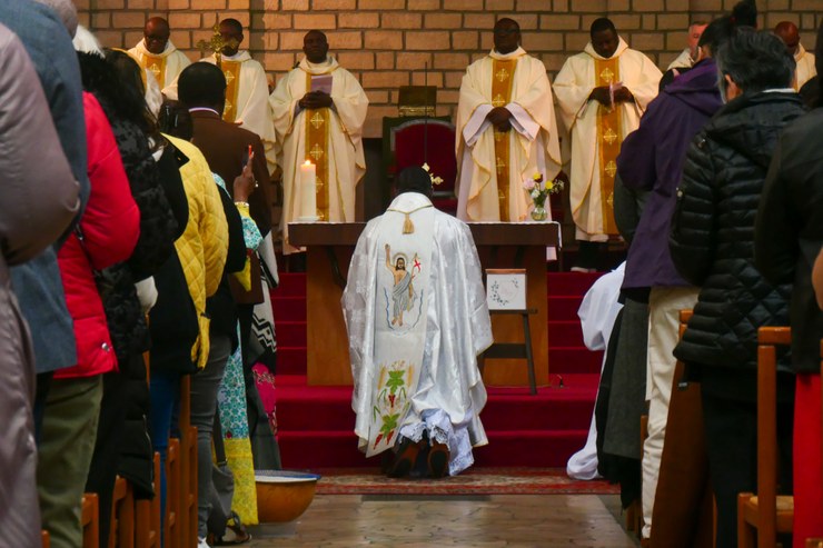 photos-souvenirs-de-la-messe-daction-de-grace-des-25-ans-de-sacerdoce-du-pere-guy-houndjo