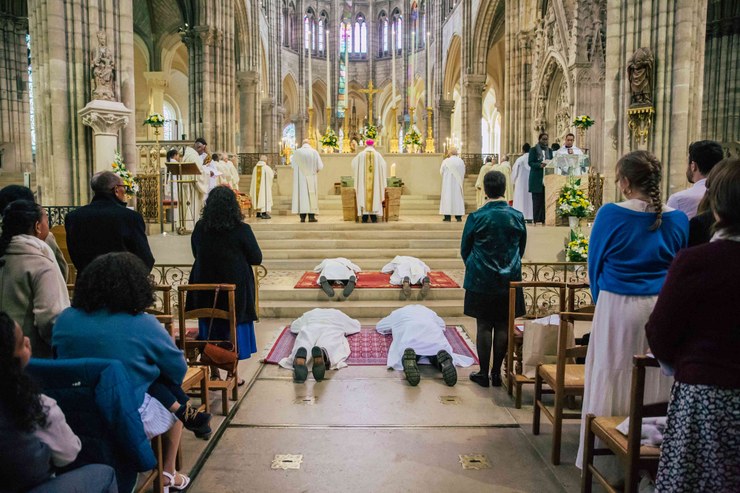 souvenir-en-images-de-lordination-diaconale-et-sacerdotales-du-dimanche-29-septembre-a-saint-denis-1-2