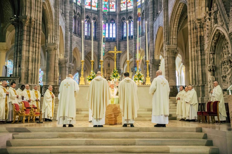 souvenir-en-images-de-lordination-diaconale-et-sacerdotales-du-dimanche-29-septembre-a-saint-denis-2-2