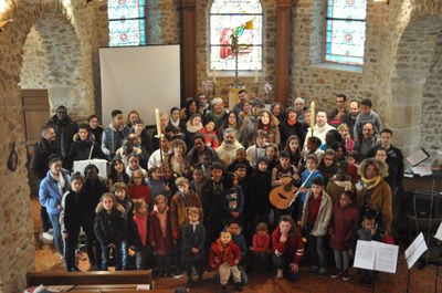 Familles réunies dans l'église